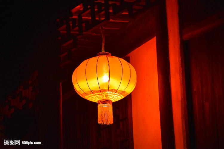 晚上古代建筑門(mén)口的燈籠