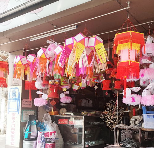 中山這里還有傳統(tǒng)燈籠賣(mài),傳統(tǒng)的燈籠漸漸失傳